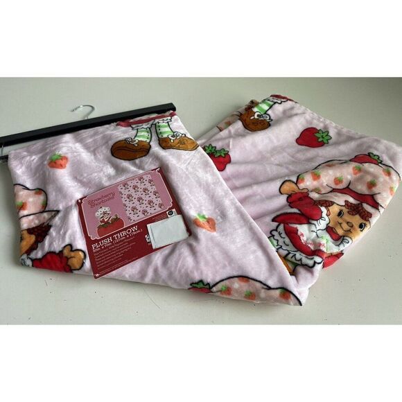 Strawberry Shortcake 50 X 70” Soft Plush Throw Blanket Retro Classic NEW - Picture 2 of 12